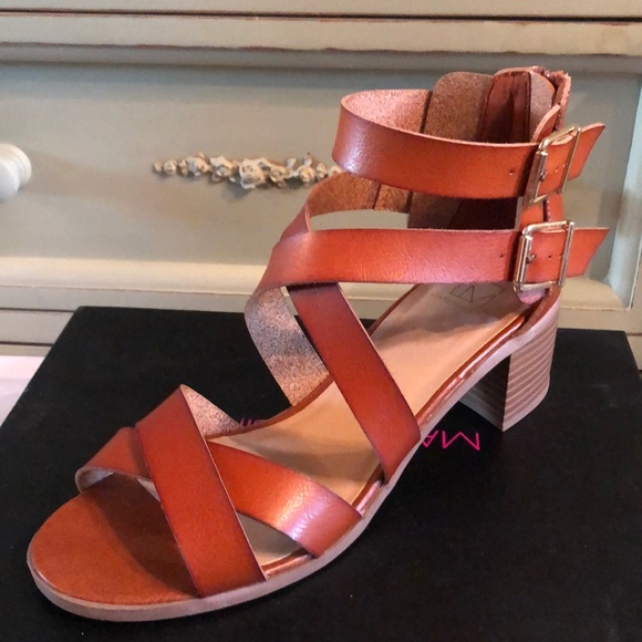 Brown block heel summer sandal. - Picture 7 of 7